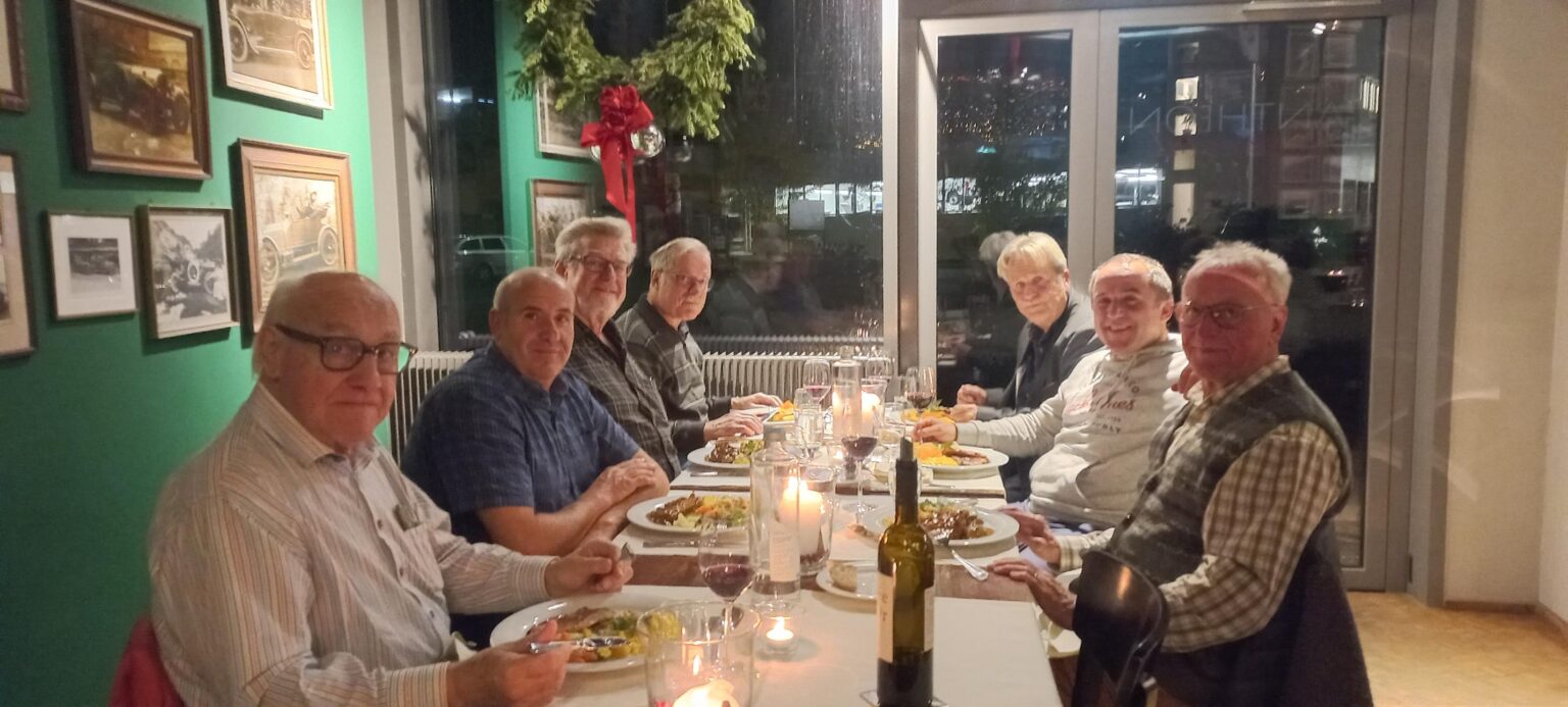 Männer kochen
